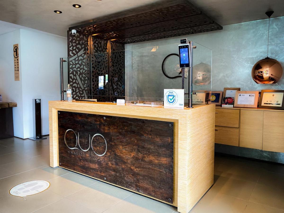 Quo Quality Hotel มานิซาเลส ภายนอก รูปภาพ A temperature screening station at the front desk of a hotel in Phuket, Thailand