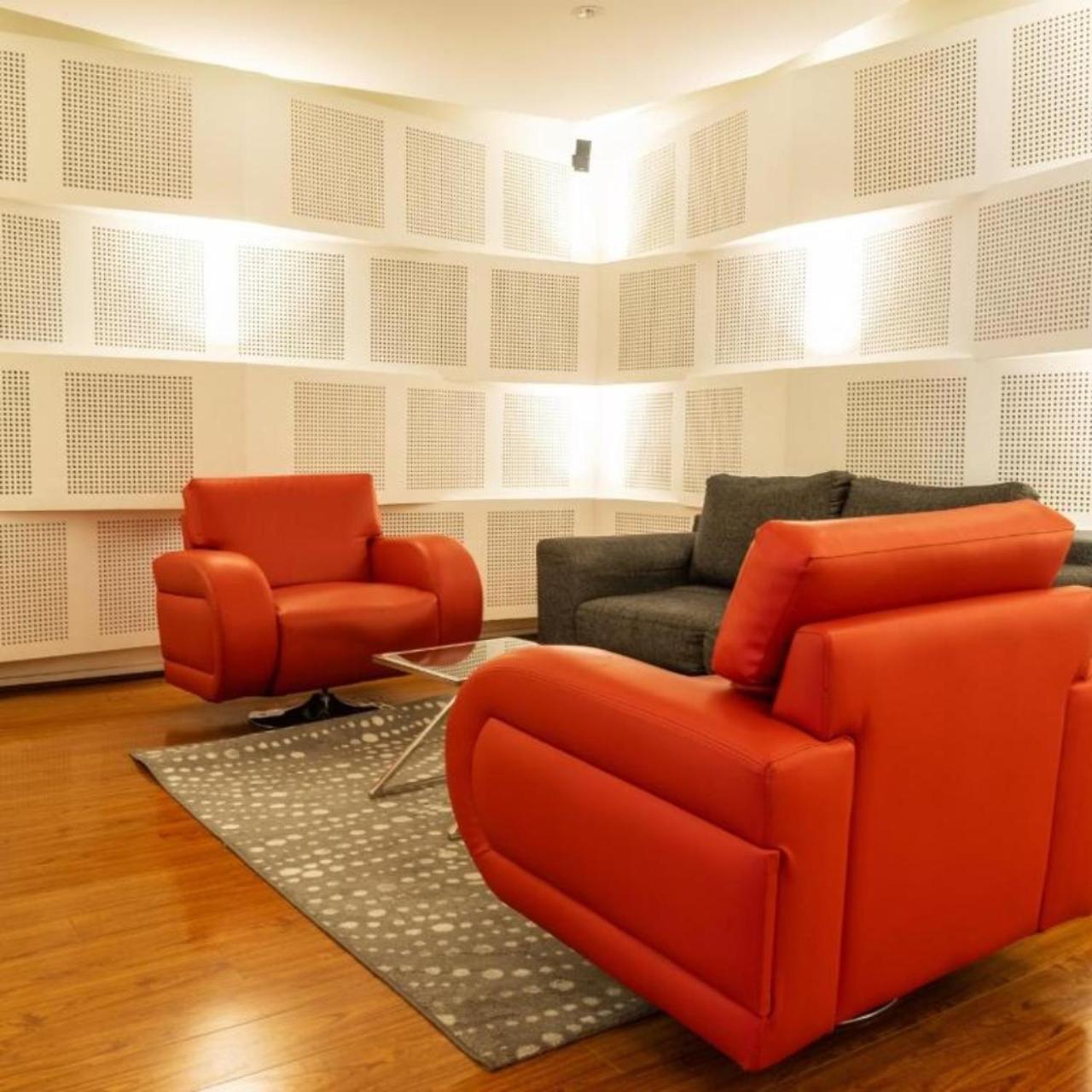 Quo Quality Hotel มานิซาเลส ภายนอก รูปภาพ A room with sound absorbing wall panels