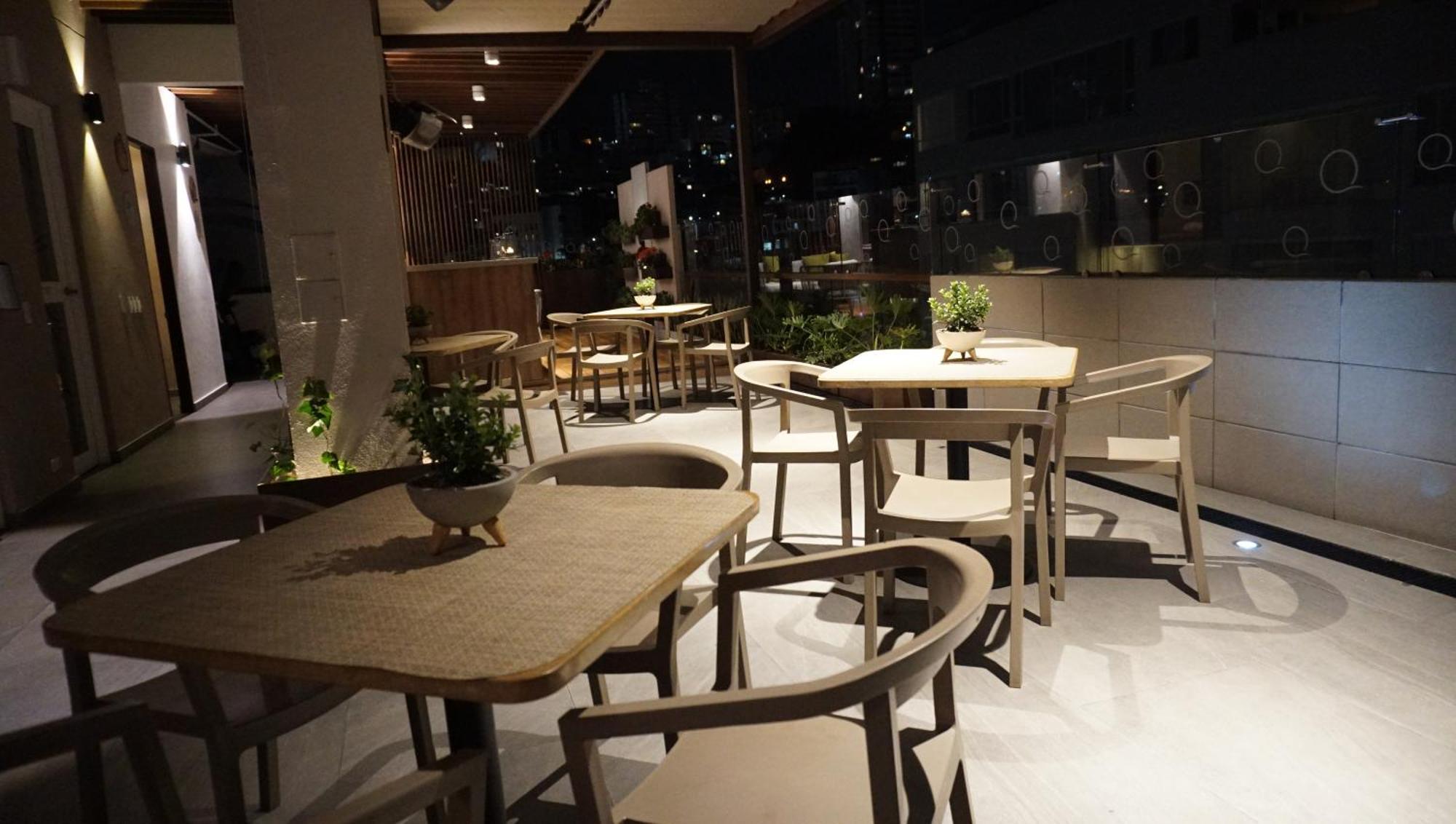 Quo Quality Hotel มานิซาเลส ภายนอก รูปภาพ The interior of the restaurant