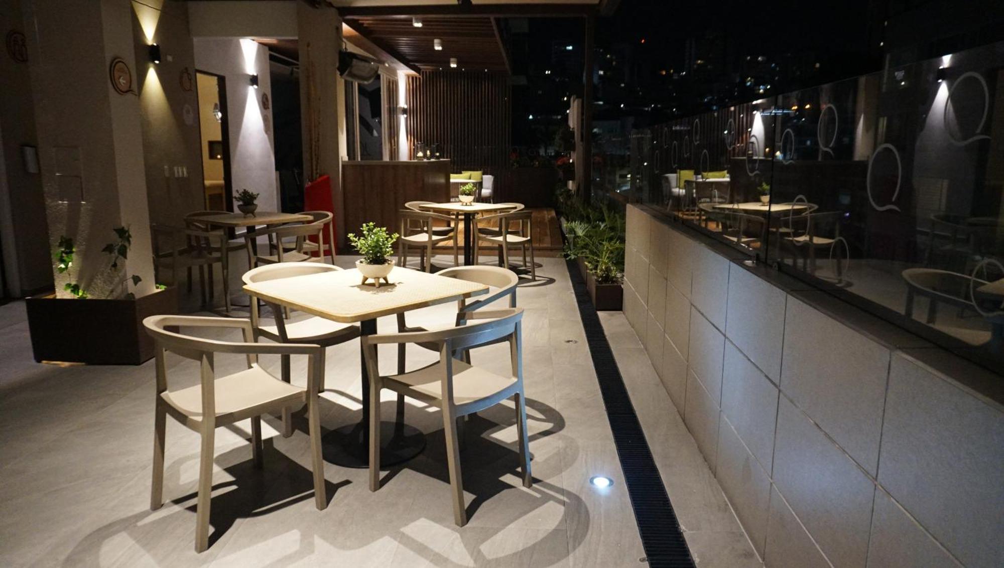 Quo Quality Hotel มานิซาเลส ภายนอก รูปภาพ The interior of the restaurant