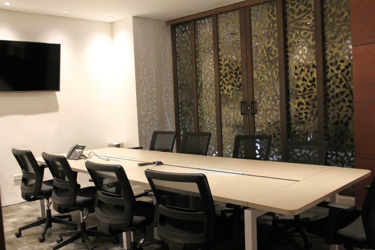 Quo Quality Hotel มานิซาเลส ภายนอก รูปภาพ A meeting room at the headquarters of the National University of Ireland, Galway