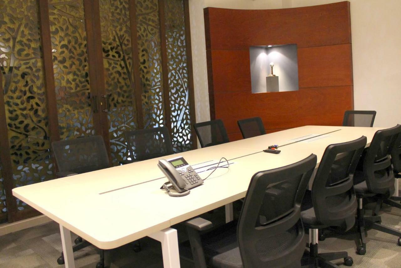 Quo Quality Hotel มานิซาเลส ภายนอก รูปภาพ A conference room equipped with a videoconferencing system
